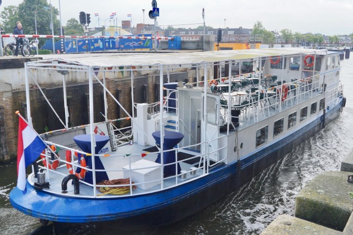 The white and blue boat of Alkmaar Cruises