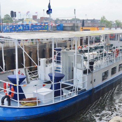 The white and blue boat of Alkmaar Cruises