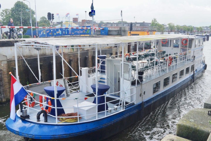 The white and blue boat of Alkmaar Cruises