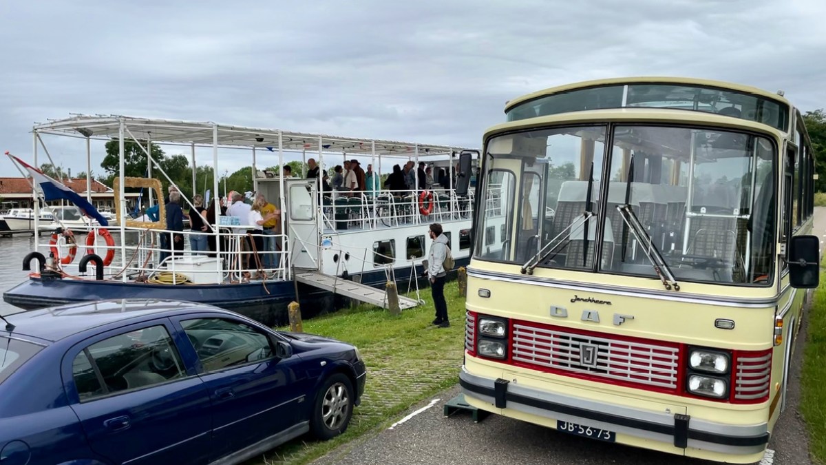 overstappen op de oldtimer bus