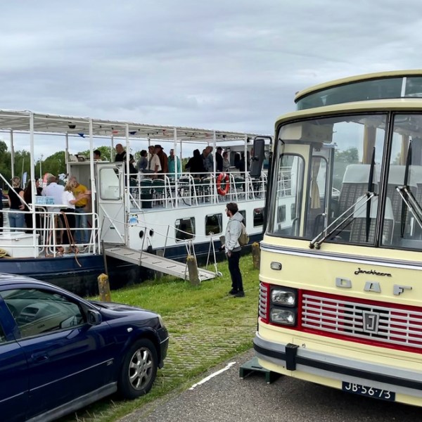 overstappen op de oldtimer bus