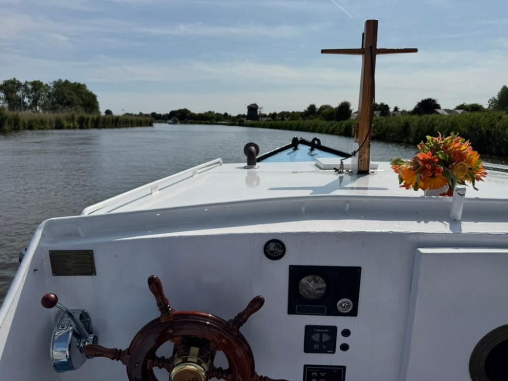 a small boat in a body of water