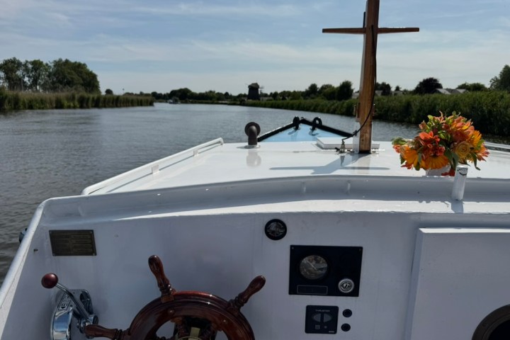 a small boat in a body of water